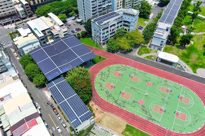 高雄市立五福國民中學太陽能光電工程。（高市工務局提供／袁庭堯高雄傳真）