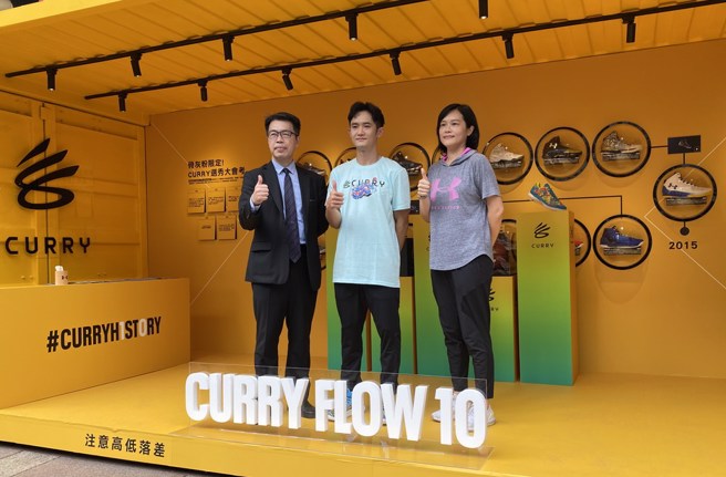 蔣淯安(中)今天出席柯瑞球鞋特展擔任開幕大使。(黃及人攝)