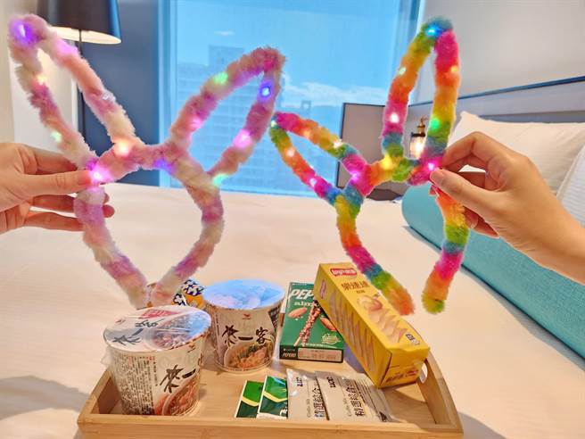 台北凯达「闪耀耶诞」住房专案每晚最低2388元起，12月30日前每房再赠送派对零食组与网美必备的发光造型头饰。(台北凯达大饭店提供)