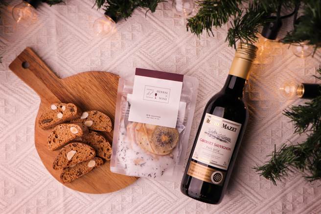 板桥凯撒与台湾香料品牌「小草作」联手推「醉暖耶诞城」住房专案，入住指定房型可获赠「小草作」制作的耶诞暖心组。(板桥凯撒大饭店提供)