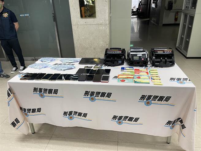 警方查扣现金26万多元、手机、笔电等赃证物。（翻摄照片／林郁平）