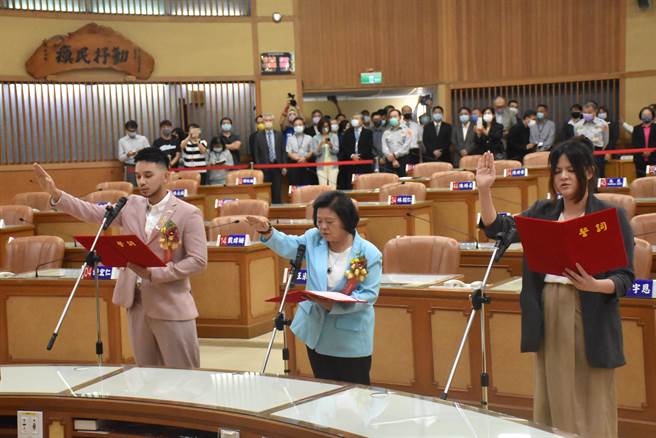 新北市议会今举办议员递补当选人唐圣捷、王明丽及曾柏瑜宣誓就职典礼。（陈慰慈摄）