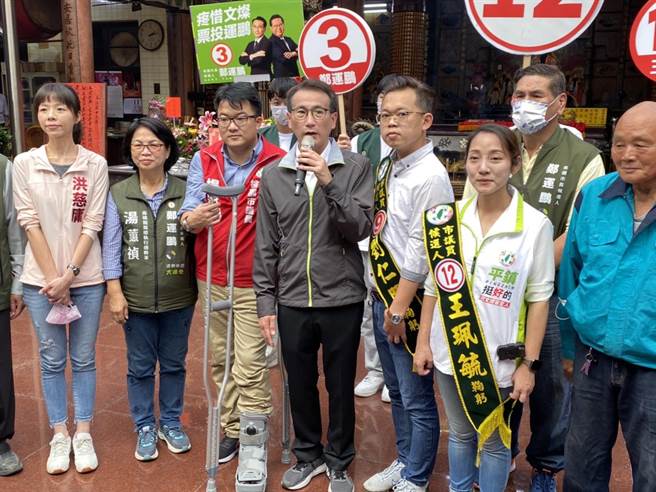 民進黨桃園市長候選人鄭運鵬（前排中）直言，國民黨桃園市長候選人張善政應有國際觀，現在全球國家元首輔選時，都有相當程度的維安需求。（蔡明亘攝）