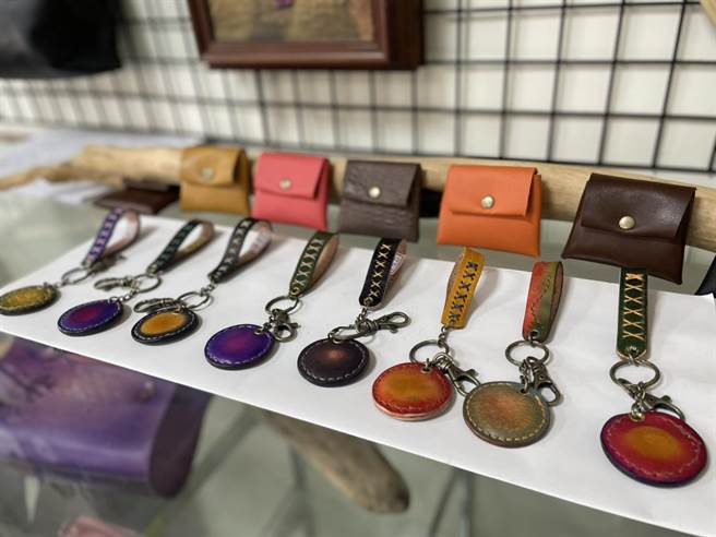 高雄市劳工局博爱职业技能中心开办的皮件制作班，学员成品。（洪靖宜摄）