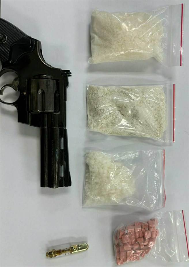 警方还在屋内搜出恺他命160多克、摇头丸40克、分装袋、磅秤及枪型打火机等证物。（警方提供／李奇叡新北传真）