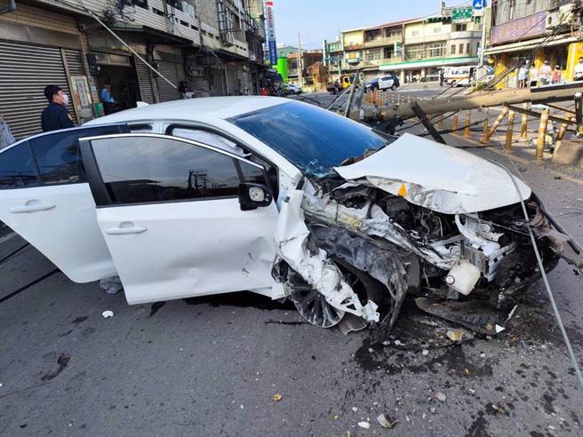 男子驾车自撞电线杆，车辆撞击力道相当大，半边车头全毁。（芦竹警分局提供／陈梦茹桃园传真）