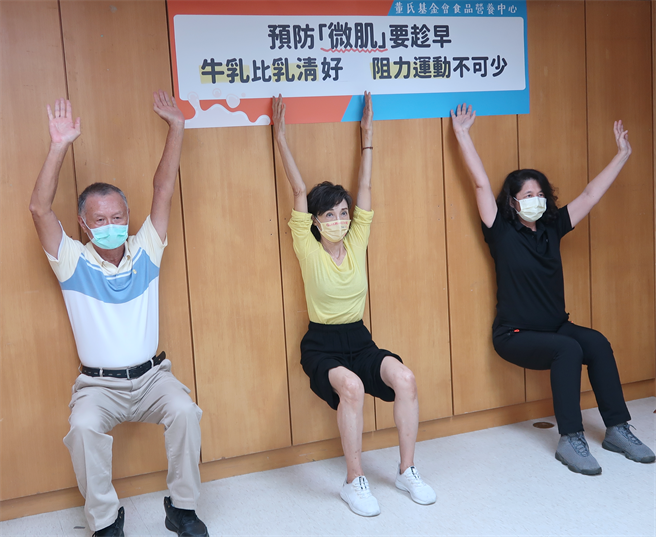 董氏基金会终身志工陈淑丽（中）示范阻力训练动作，有助于降低肌少症风险。（董氏基金会提供）