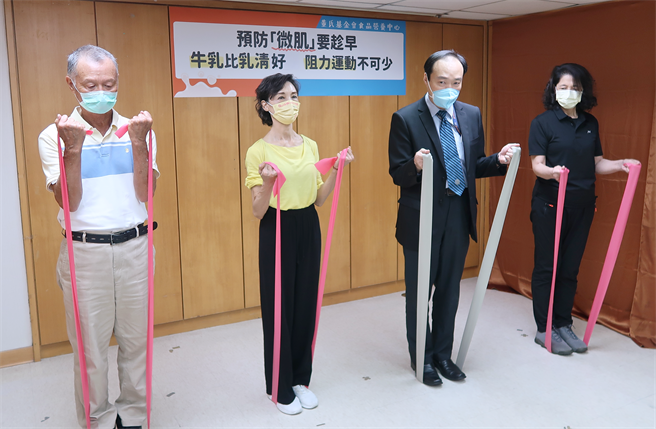 臺大医院北护分院復健科主治医师韩德生（右二）、董氏基金会终身志工陈淑丽（右三）示范如何使用弹力带做阻力运动。（董氏基金会提供）