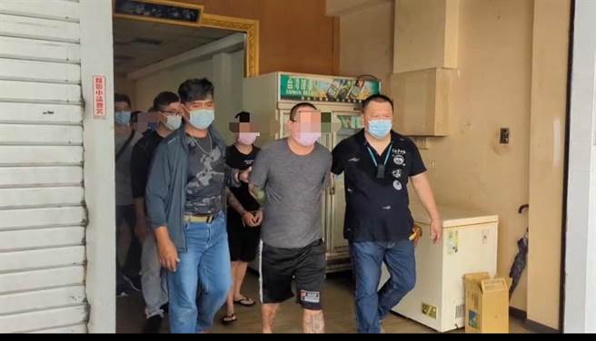 陈男等６人诈骗集团涉嫌囚人头户，遭到警方攻坚逮捕。（翻摄照片／崔正纲高雄传真）