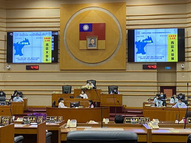 嘉义市长黄敏惠今天到议会施政报告，提出10大旗舰计画。（廖素慧摄）