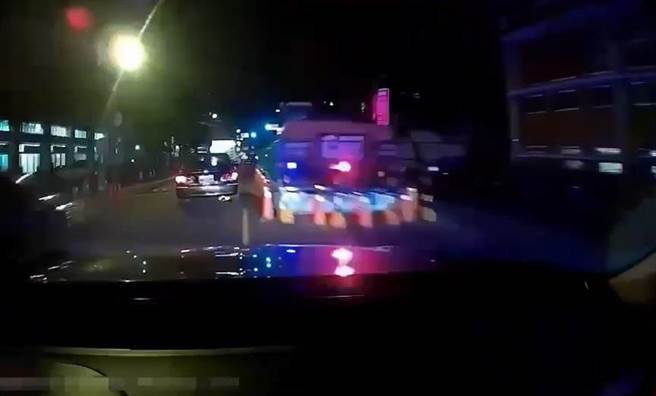 新北市莺歌区一名59岁许姓男子，因违规停车遭警方拦检，他却立即加速逃逸。（警方提供／李奇叡新北传真）