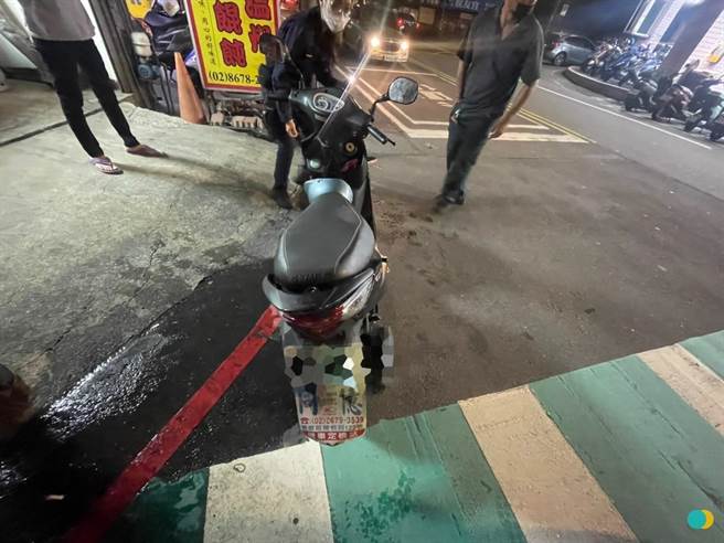 许男逃逸过程中，在莺桃路与永明街口因为闯红灯擦撞到48岁詹姓骑士。（警方提供／李奇叡新北传真）