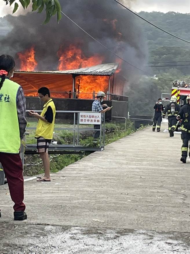 春石化公司的原料储存槽，稍早发生火警。（县议员余文忠提供／李京升苗栗传真）