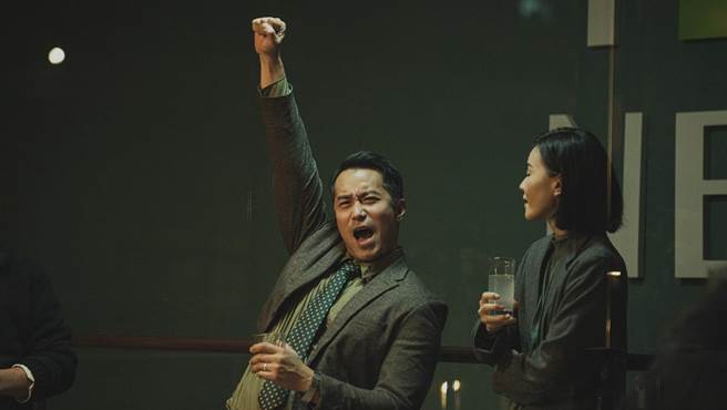 張孝全挑戰演出名嘴角色，票房勇破千萬。（威視提供）