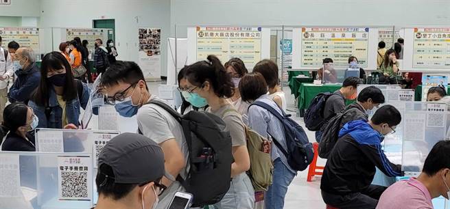 「2022高屏澎东区－观光产业大型徵才活动」现场涌入求职民眾。（翻摄照片／高雄洪靖宜传真）