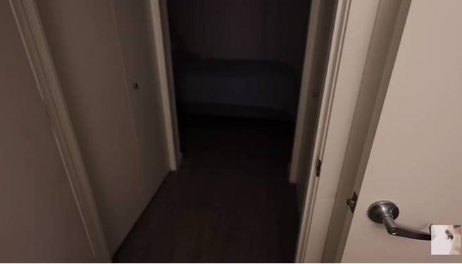 鍾明軒打開浴室後面的門會連接到臥室。(圖／取自鍾明軒YouTube)