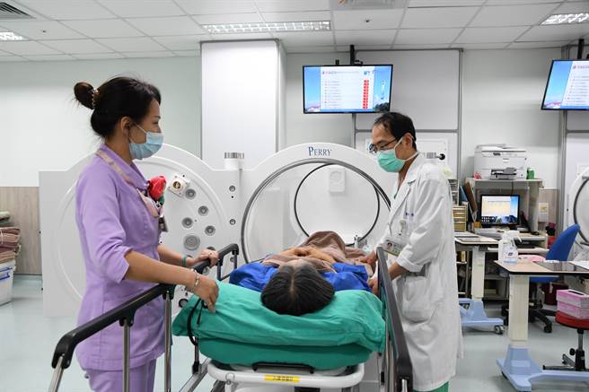 黄敏旭表示，高压氧治疗可以增加微血管的新生，促进纤细胞增生及胶原蛋白生成，并加速组织的修復及伤口的癒合。（台中医院提供／潘虹恩台中传真）