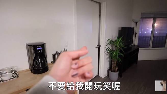 結果開浴室的門，客廳這側的門也自己打開。(圖／取自鍾明軒YouTube)