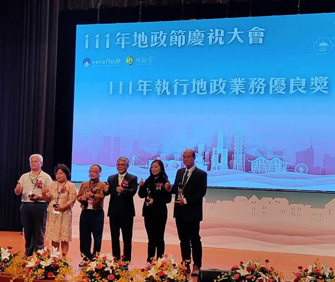 連江縣地政局在今年內政部地政業務考評中，榮獲「地籍及土地登記類」優良獎。（連江縣政府提供／李奇叡連江傳真）