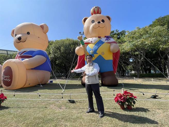 市長黃偉哲搶先與泰迪熊合拍。（李俊淇攝）