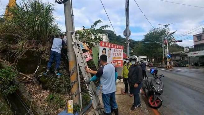 基隆市環保局11日下午大舉出動，拆除違法懸掛的競選布條。（張志康攝）