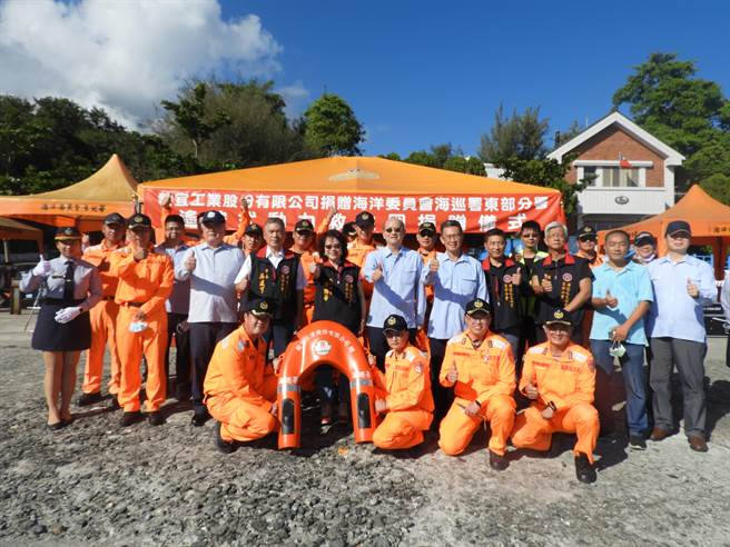 海巡之友总会东部分会採购遥控式动力救生圈赠与海巡署东部分署第13岸巡队。（海巡署东部分署提供／蔡旻妤台东传真）