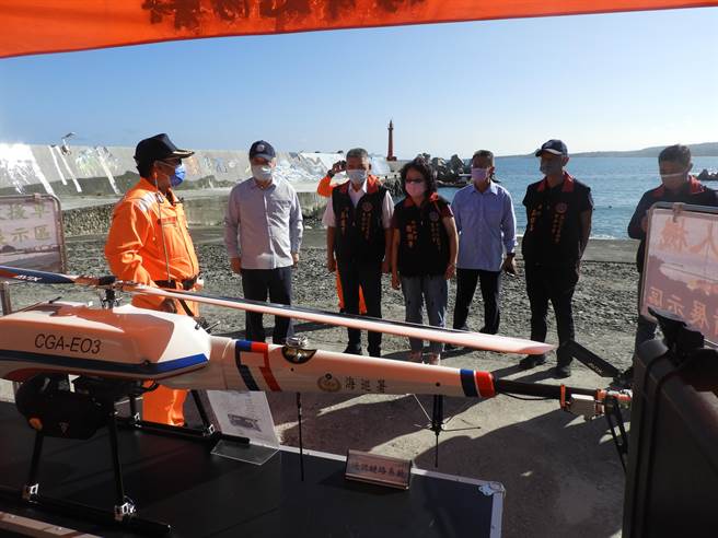 海巡之友总会东部分会採购遥控式动力救生圈赠与海巡署东部分署第13岸巡队。（海巡署东部分署提供／蔡旻妤台东传真）