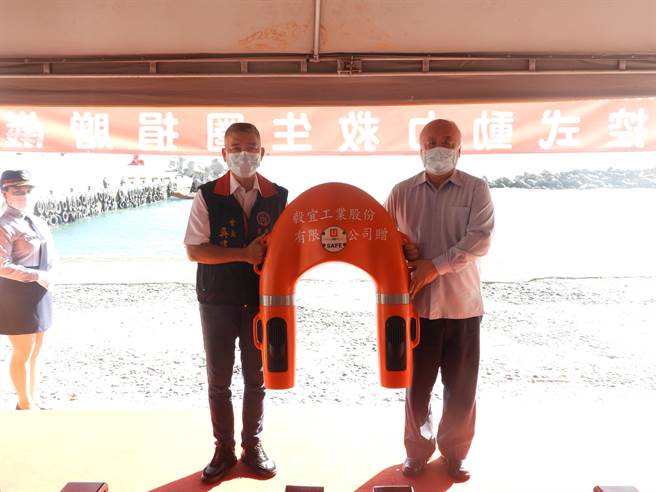 海巡之友总会东部分会採购遥控式动力救生圈赠与海巡署东部分署第13岸巡队。（海巡署东部分署提供／蔡旻妤台东传真）