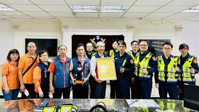 深丘福德宫代理主委陈廉诚今日上午特别至海山分局，捐赠500件新式反光背心及300具哨音型指挥棒。（海山警分局提供／李奇叡新北传真）