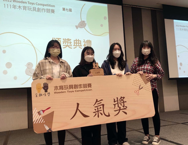 文创系昌妍馨、刘雨璇及刘芷吟作品「种田趣」，获得全场最佳人气。(照片/龙华大学提供)