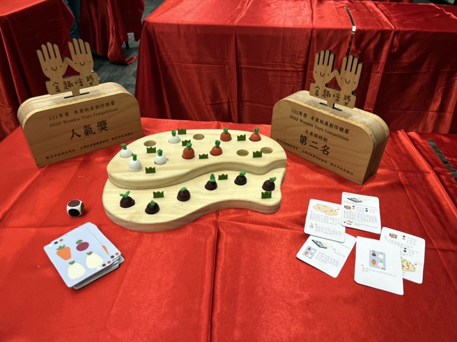 文创系昌妍馨、刘雨璇及刘芷吟作品「种田趣」，让大家重温自制玩具的美好。(照片/龙华大学提供)