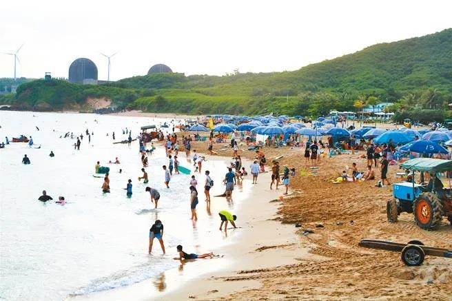 针对国境开放衝击国旅市场、加上恒春半岛进入冬季旅游淡季，屏县府携手旅宿业者推出千元补助优惠，限额2万人，而活动从上月27日开跑至今，已破5000人申请。图为南湾海边。（谢佳潾摄）