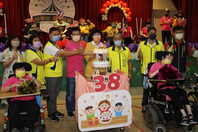 疫情肆虐2年多，新北市立八里爱心教养院为保护院生健康，几乎不敢让院生到人潮多的地方，今(11)日适逢38周年院庆，院方趁疫情舒缓，将异国美食搬到院内，让院生品尝夜市料理。(新北市社会局提供)