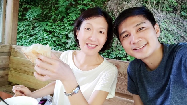 曾献莹陪妻子走过抗癌之路，让她经歷到家的供应、遮盖、保护的功能，因此支持先生进入市议会提倡爱家理念。（图片来源／曾献莹提供）