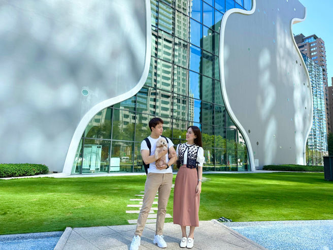 永庆房屋经纪人褚金鑫(图左)分享百万年薪心得，直言「选对工作很重要」，永庆房屋提供完整新人培训，让他能快速上手业务工作、第一年就突破百万年薪！(图/永庆房屋提供)