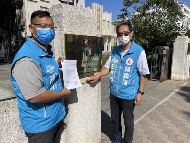 日前以夾報文宣及廣告看板大肆宣揚金酒天福案負面消息的王經軍，今(11)日遭楊鎮浯委由競選團隊前往地檢署按鈴控告違反選罷法(圖／楊鎮浯競選總部提供)