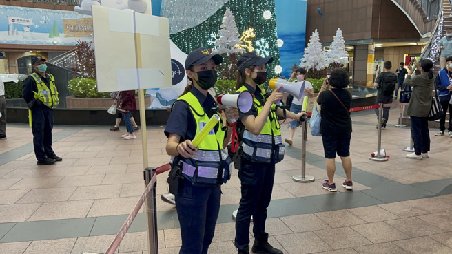 新北市警察局更将国外DJ警察的观念引入，由妇幼队及少年队成立「行动DJ警察」，在人潮最多的竹笋区连通道疏导人群，女警悦耳甜美的声音也形成另类娇点。 (新北市警察局提供)
