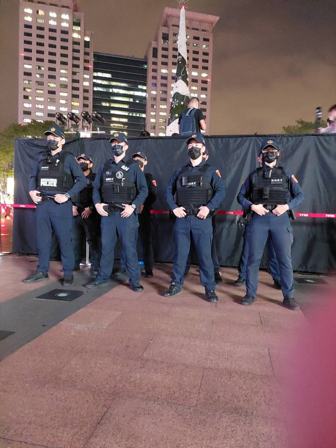 新北市政府警察局投入大批警力维安及防踩踏，除了运用科技动员空拍机掌握会场状况、警犬队及霹雳小组维安警力也在周边待命。(新北市警察局提供)