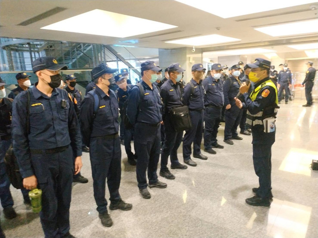 新北市政府警察局投入大批警力维安及防踩踏，除了运用科技动员空拍机掌握会场状况、警犬队及霹雳小组维安警力也在周边待命。(新北市警察局提供)