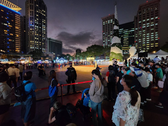 新北市政府警察局投入大批警力维安及防踩踏，除了运用科技动员空拍机掌握会场状况、警犬队及霹雳小组维安警力也在周边待命。(新北市警察局提供)