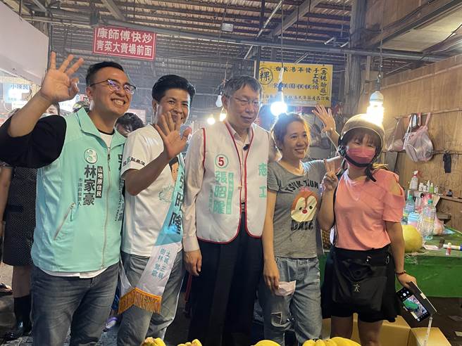 台北市長柯文哲（左三）今下午5時陪同民眾黨新北市議員候選人張昭隆（左二）掃街，未料張卻遲到，令柯無奈碎念。（蔡雯如攝）