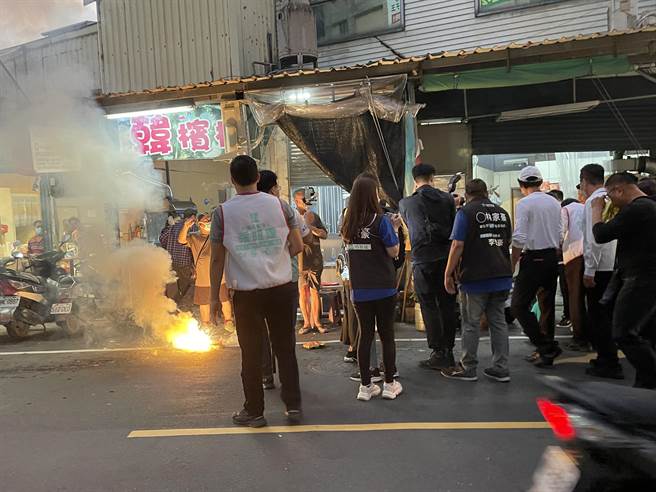 台北市長柯文哲今陪同民眾黨新北市議員候選人張昭隆掃街，未料柯文哲走到哪，鞭炮就放到哪，煙霧彌漫街道，柯也向張喊話會有空氣汙染。（蔡雯如攝）