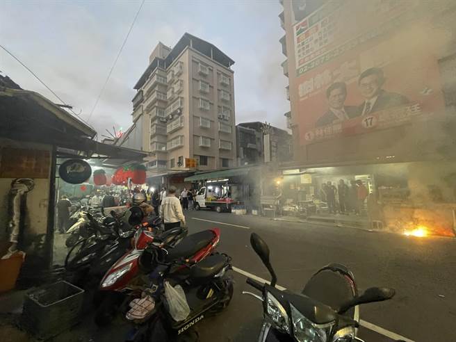 台北市長柯文哲今陪同民眾黨新北市議員候選人張昭隆掃街，未料柯文哲走到哪，鞭炮就放到哪，煙霧彌漫街道，柯也向張喊話會有空氣汙染。（蔡雯如攝）