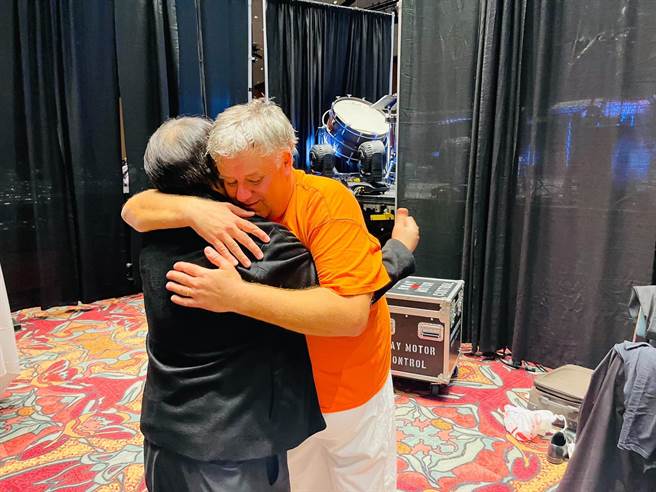 朱宗庆打击乐团创办人朱宗庆，过去曾多次邀请阿玛丁达来台，两团之间有深厚的友谊，会后朱宗庆也到后台和团队问候，并和成员左坦（Zoltan Racz）相拥。（朱宗庆打击乐团提供）