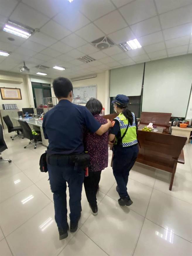 日前台中76歲婦人於烏日區成功火車站徘迴，暖心烏日警將婦人帶返所安撫，又因婦人無法清楚回答問題一度陷入窘警，警靈機一動讓婦人寫下名字終順利聯絡家屬。（烏日警分局提供／潘虹恩台中傳真）