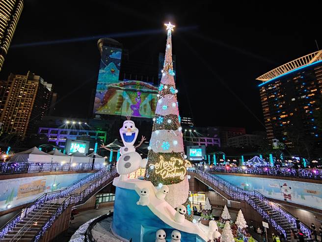 新北歡樂耶誕城今開城，今年與迪士尼合作打造雪白之城。（陳慰慈攝）