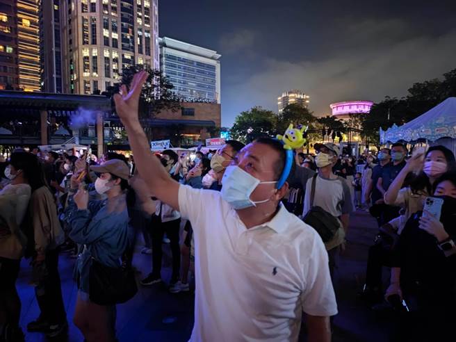 新北市長侯友宜因10日起請假投入選戰，晚間以「市民身分」到市府廣場，在台下跟民眾一起欣賞主燈秀。（陳慰慈攝）