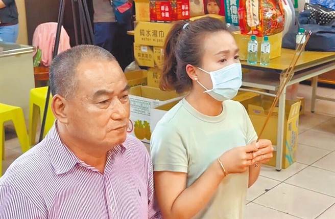 无党籍台南市议员谢财旺（左）今年交棒给获民进党提名参选市议员的女儿谢舒凡（右），10日服务处遭枪击，幸无人受伤，2人感谢神明保佑。（本报资料照片）