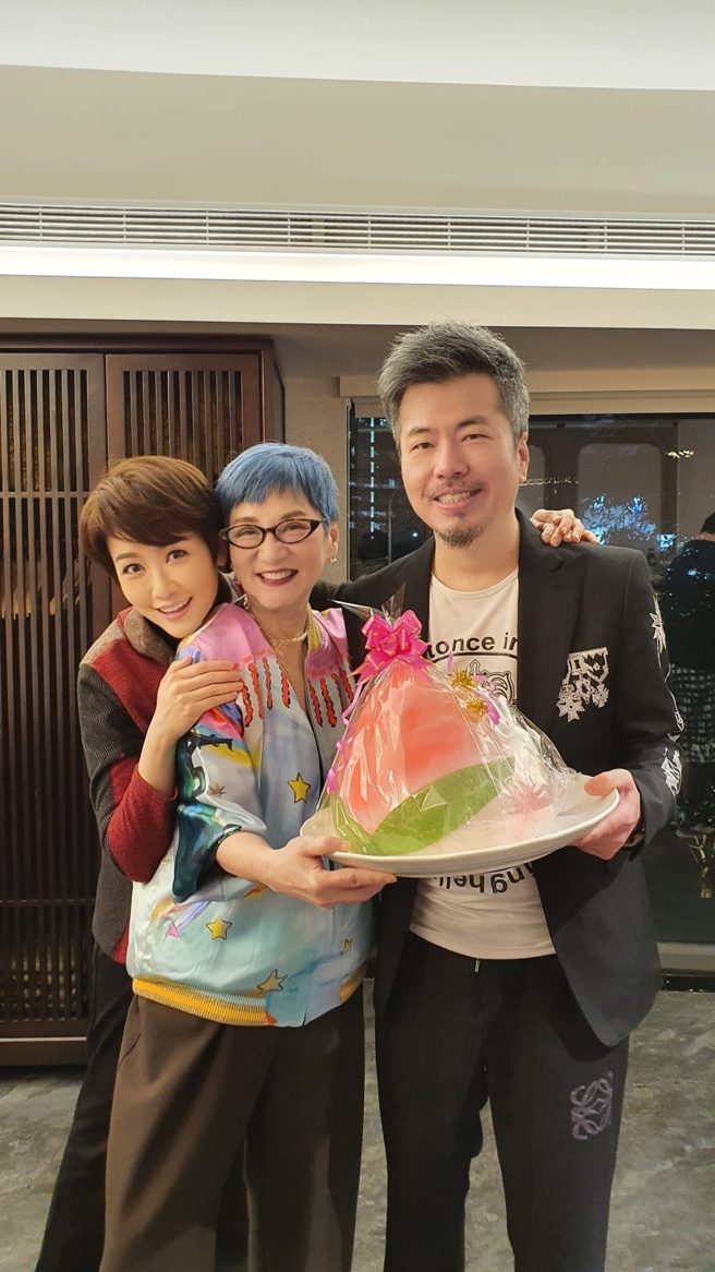 黃國倫（右）與寇乃馨相當敬重張小燕（中）。（寇乃馨提供）