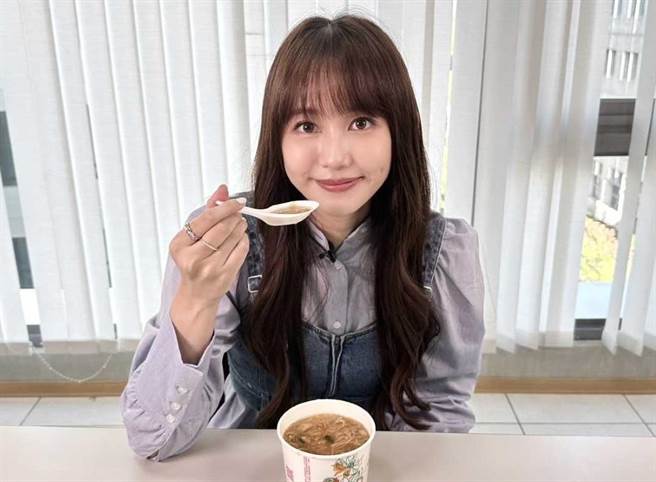 琳谊凭着《俗女养成记2》插曲〈蚵仔麵线〉，惊喜递补金钟戏剧类主题歌曲奖。（年代提供）